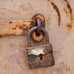 Eisentür mit Vorhängeschloss